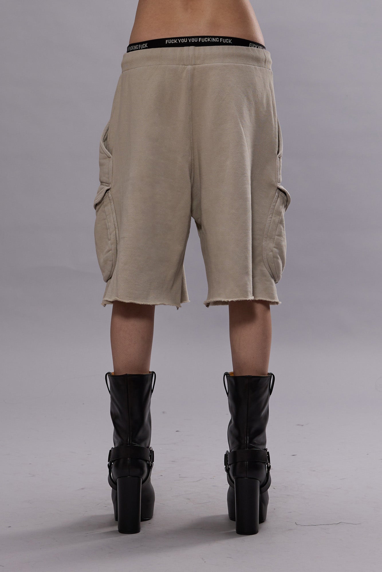 MULTIPOCKET RELAXED SWEATSHORTS - LIGHT STONE | R13 for sale