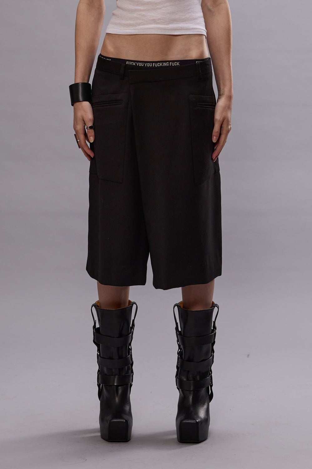 CROSSOVER KNEE-LENGTH SHORTS - BLACK | R13 sale