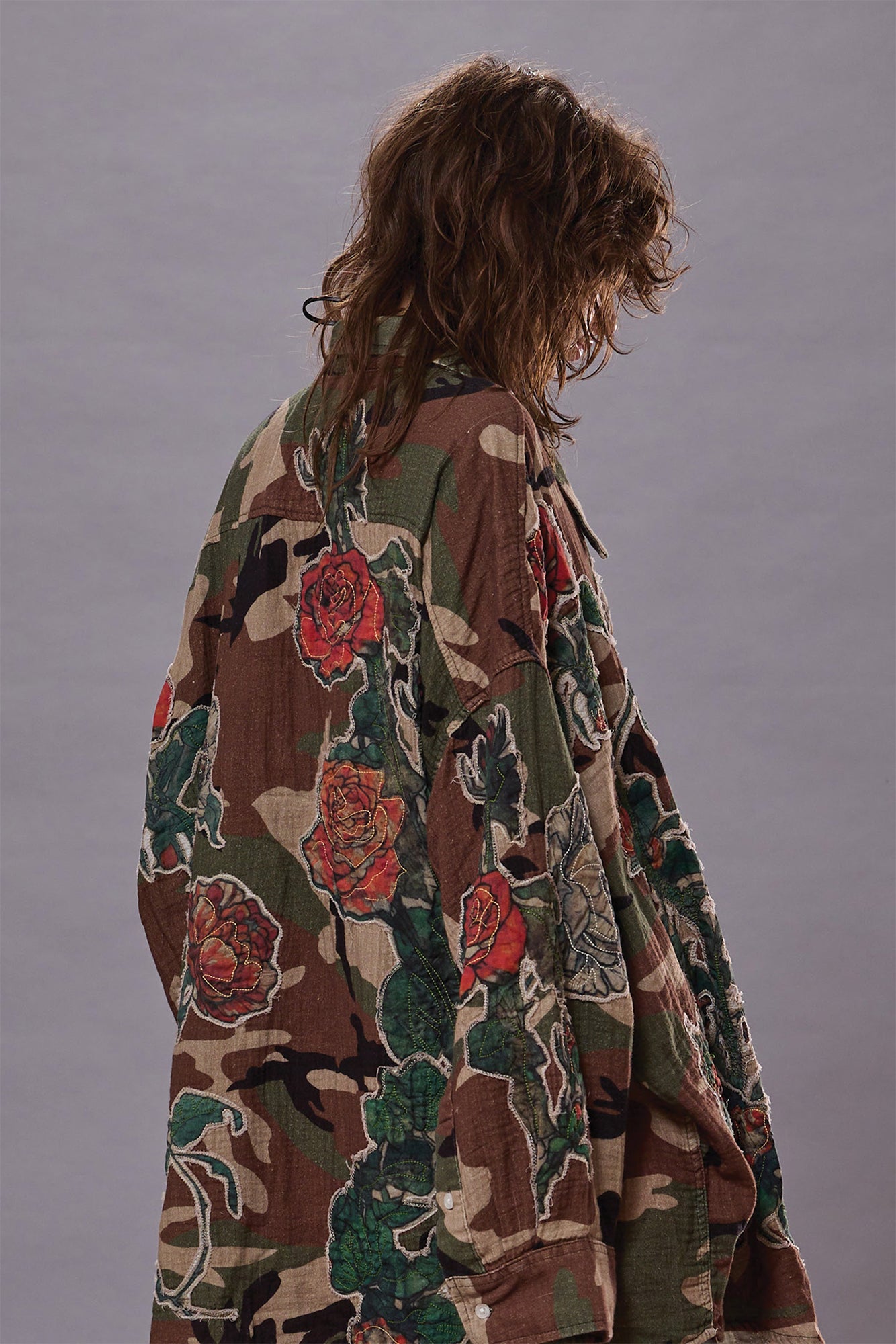 DROP NECK SHIRT - PRINTED CAMO W/ ROSE APPLIQUE | R13 US